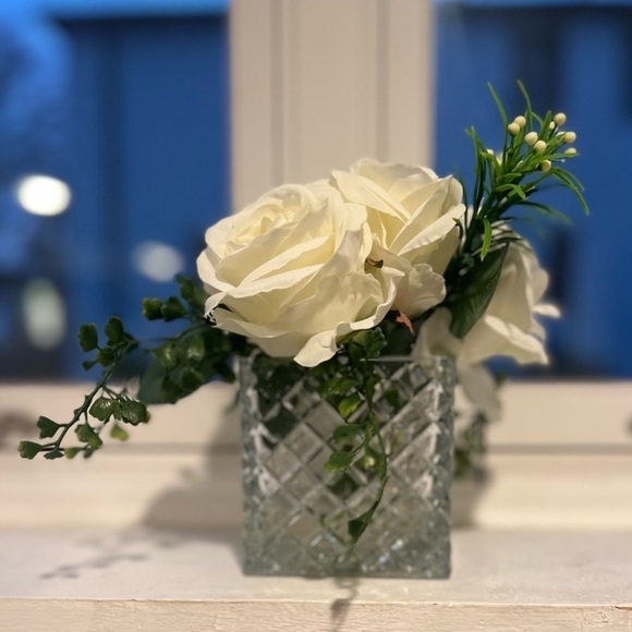 Elegant White Floral Arrangement in Crystal Vase - Picture 2 of 8